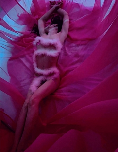 Девушка массажистка Эшли, салон Barbie