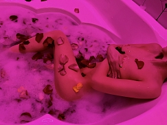 Девушка массажистка Эшли, салон Barbie